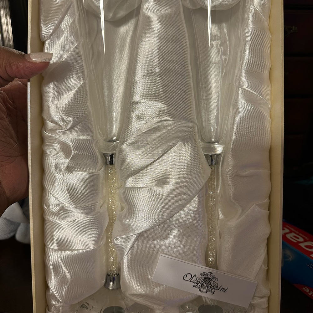 Beautiful Oleg Cassini champagne glasses.  Never been used!! Set of 2